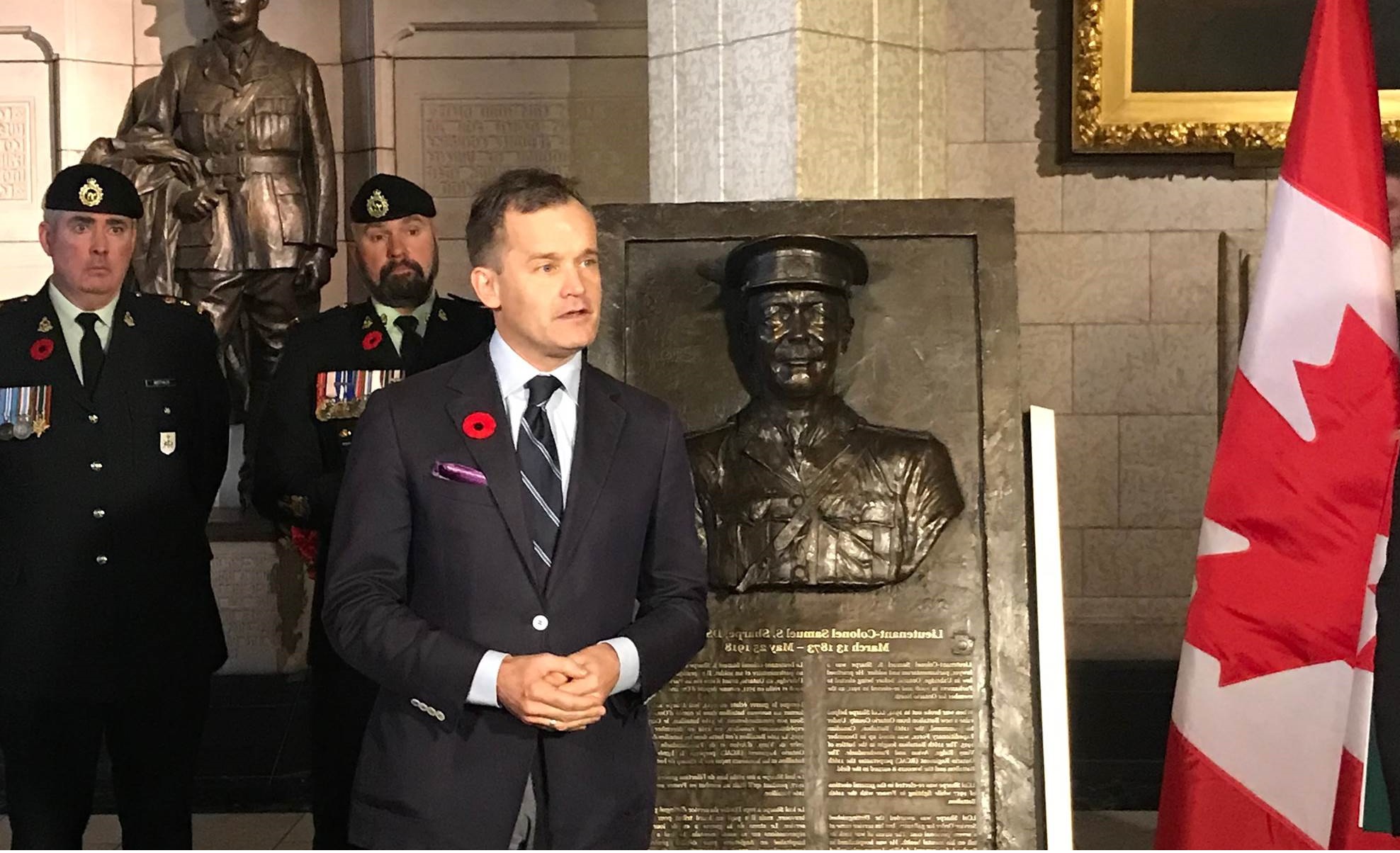 Minister Seamus O’Regan with the Sam Sharpe plaque