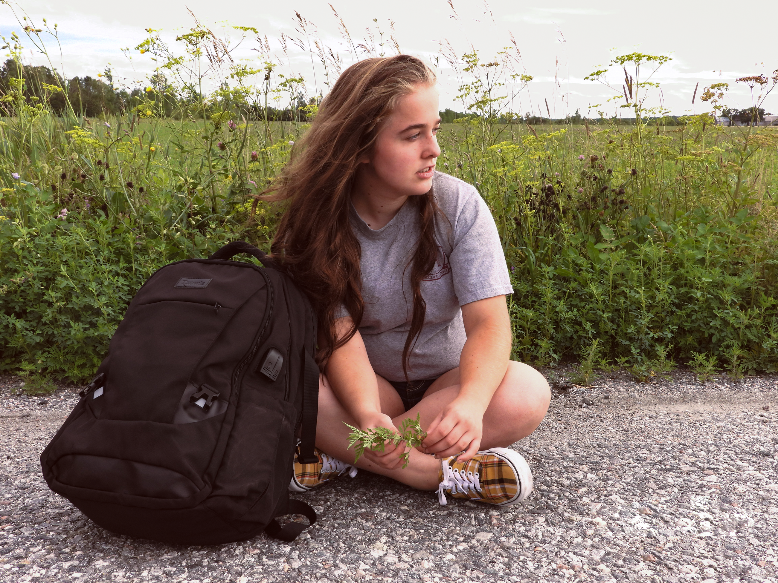 Fille assise avec son sac à dos