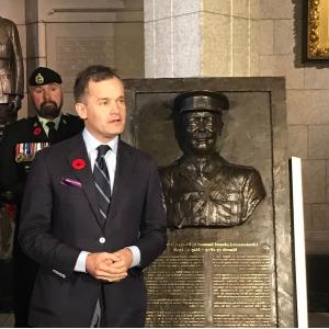 Minister Seamus O’Regan with the Sam Sharpe plaque