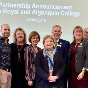 Photo : (De gauche à droite) Deijanelle Simon, Dr Ben Fortin-Langelier, Sarah Joynt, Dre Susan Farrell, Dre Gail Beck, Claude Brulé, Laura Stanbra, Jeff Agate, Ben Bridgstock et Josh Kellar.