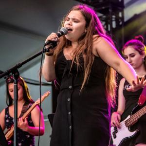 Mackenzie Albert sur scène au Festival RBC Bluesfest