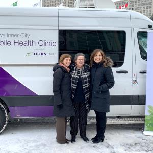 La Dre Susan Farrell, vice-présidente des Services de soins aux patients et du Programme de santé mentale communautaire au Royal; Wendy Muckle, directrice générale d’Ottawa Inner City Health; et Jill Schnarr, vice-présidente de la Citoyenneté d’entreprise et des communications chez Telus.