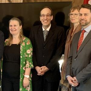 Ted Hewitt, président du Conseil de recherches en sciences humaines; Navdeep Bains, ministre canadien de l’Innovation, des Sciences et de l’Industrie; Dr Michael J. Strong, président des Instituts de recherche en santé du Canada; Susan le Jeune d’Allegeershecque, haute-commissaire britannique au Canada; Dr Georg Northoff; Dre Maia Fraser et le député Will Amos.