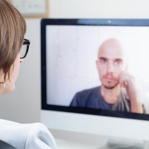 Médecin parlant avec le patient via la télémédecine