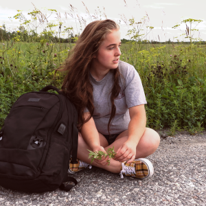 Fille assise avec son sac à dos