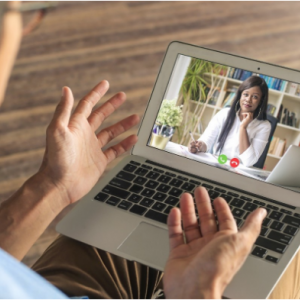 Étudiant ayant un discussion virtuel avec un professionnel de la santé