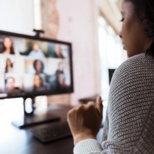 Une femme en vidéoconférence