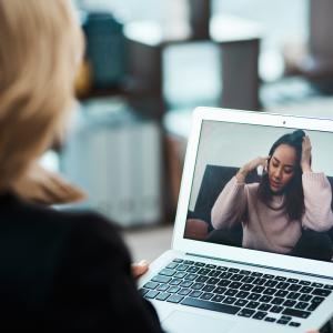 Vidéoconférence du médecin avec le client