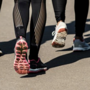 Des pieds qui s'éloignent