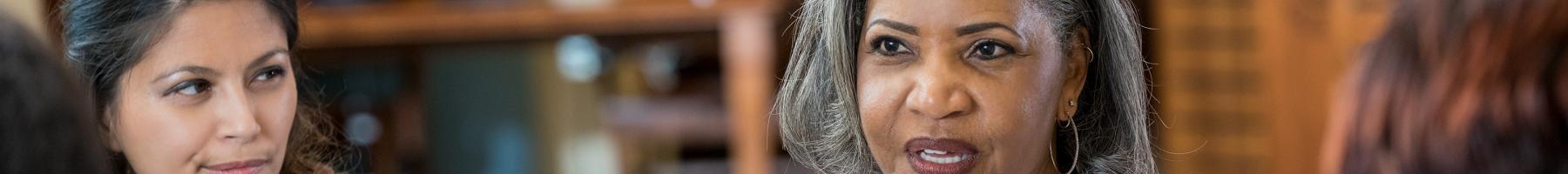 Les femmes se remettent des dépendances Des femmes dans un groupe de discussion
