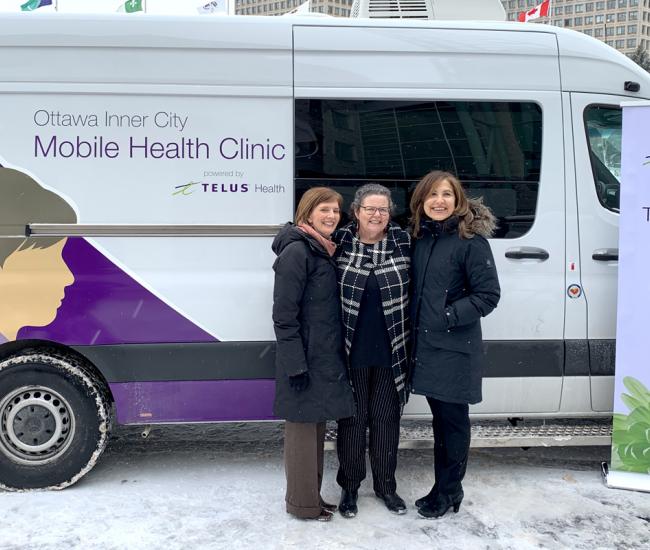 La Dre Susan Farrell, vice-présidente des Services de soins aux patients et du Programme de santé mentale communautaire au Royal; Wendy Muckle, directrice générale d’Ottawa Inner City Health; et Jill Schnarr, vice-présidente de la Citoyenneté d’entreprise et des communications chez Telus.